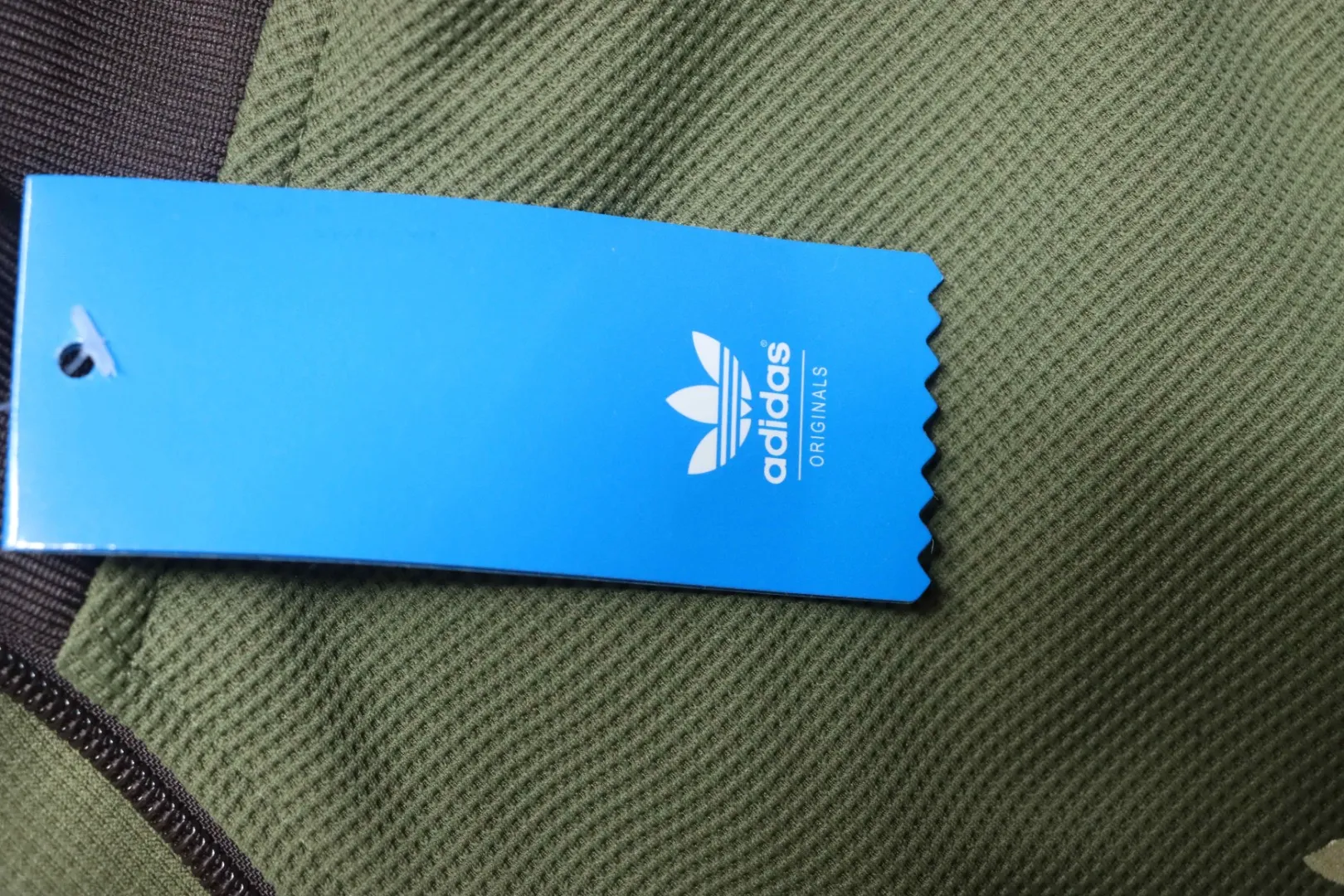 Adidas Original-Hangtag Detail in Blau