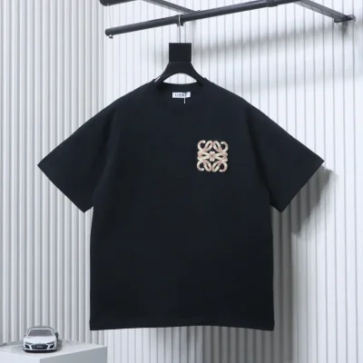 T-Shirt Vorderansicht – schwarz mit Anagramm-Stickerei