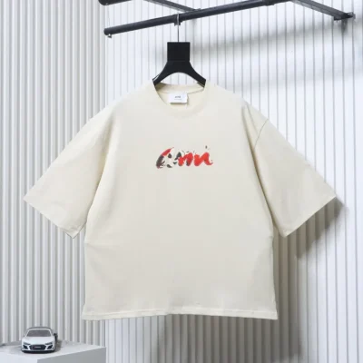 T-Shirt Vorderansicht auf Kleiderbügel