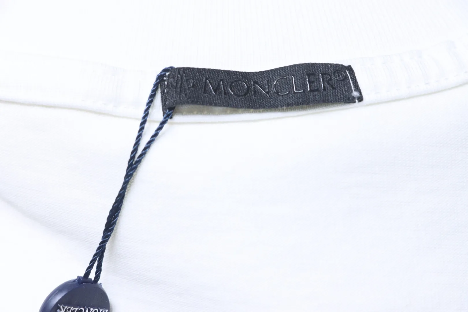 Moncler-Markenetikett