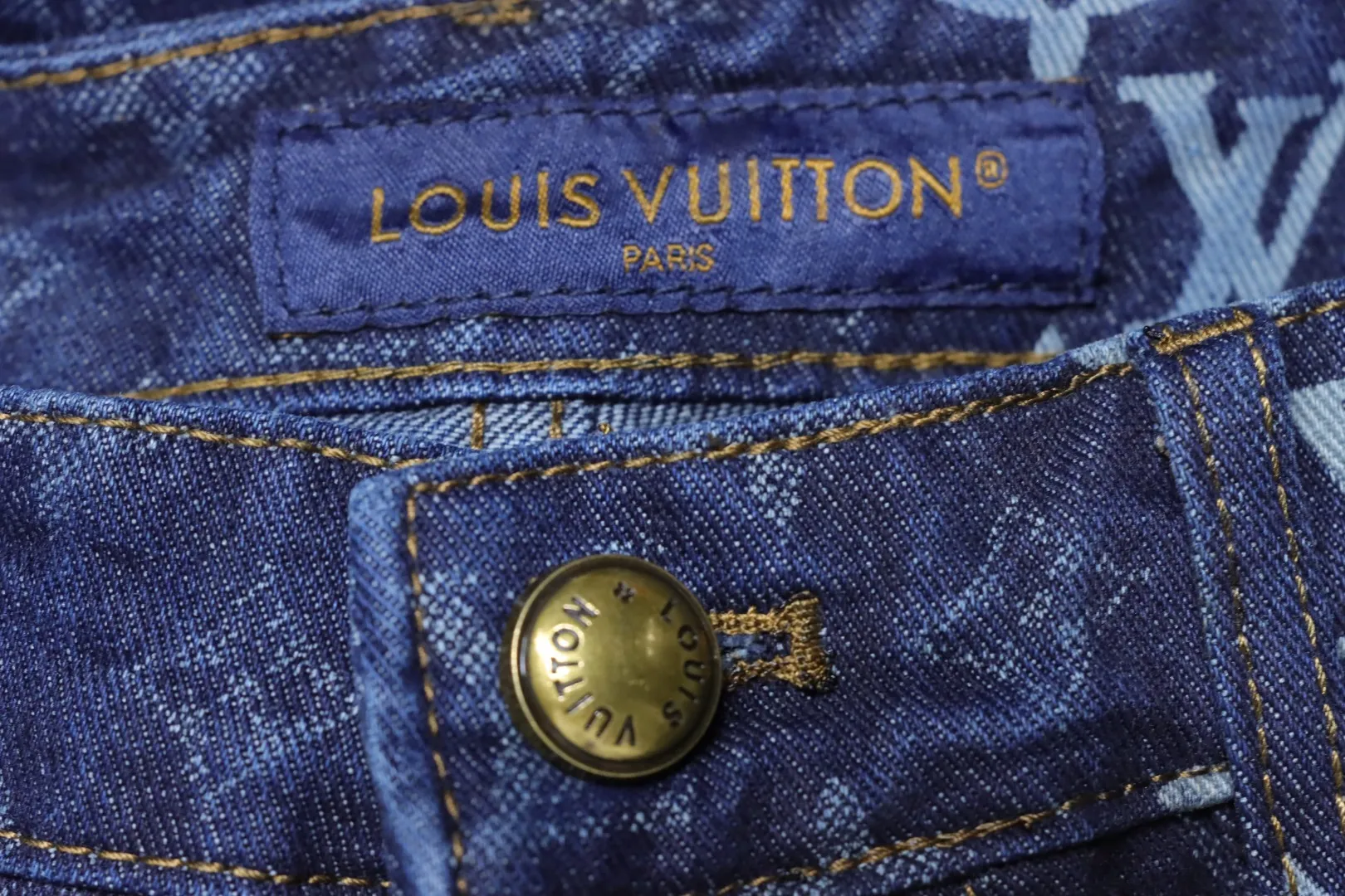 Louis Vuitton Knopf und Markenetikett