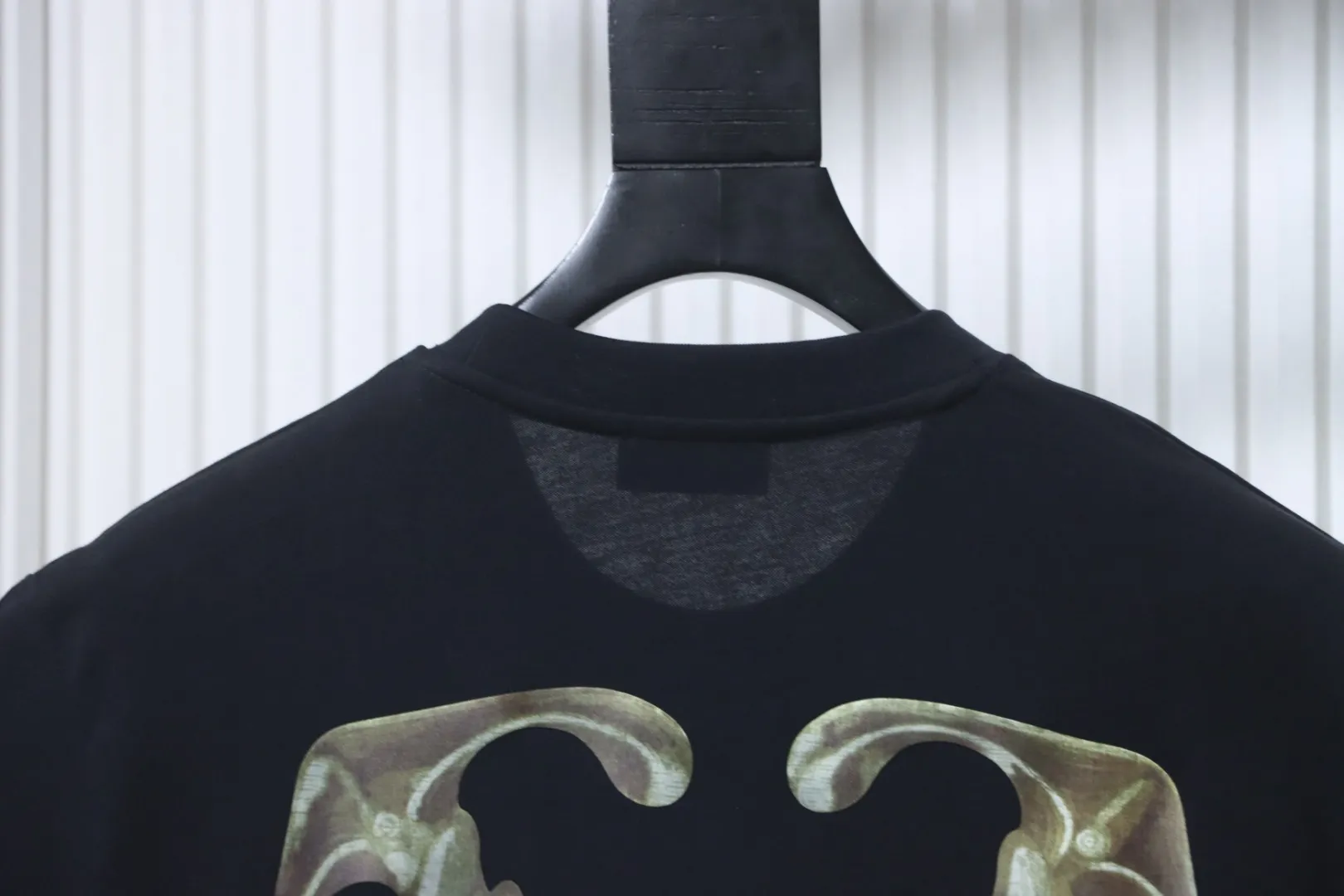 Off-White-Details auf der Rückseite