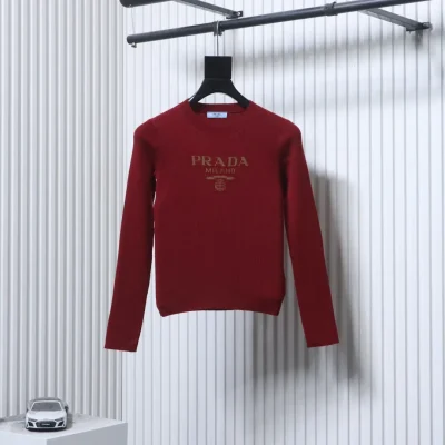 Langarmshirt Vorderansicht in Rot mit Logo-Stickerei