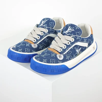 Schräg geschnittene Low-Top-Sneaker, blaue Monogramm-Canvas-Schuhe