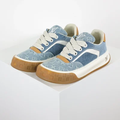 Schräg geschnittene, beige Wildlederschuhe mit blauem Monogrammmuster