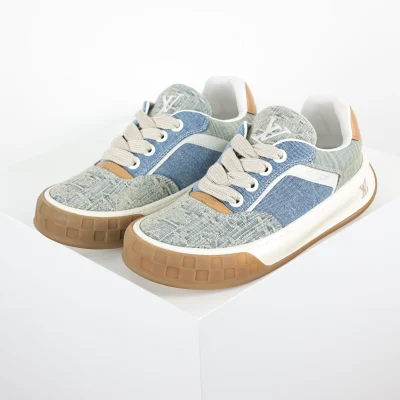 Schräge Wildlederschuhe in Biskuitfarbe, blaue Jeans