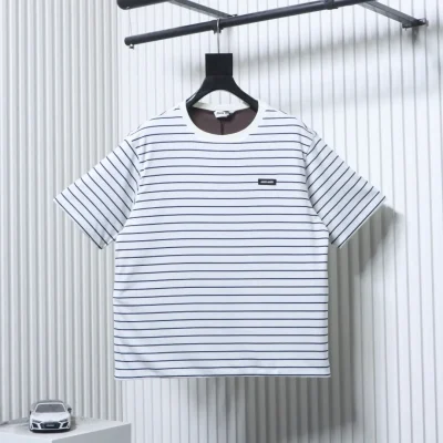 Wendbares T-Shirt Vorderansicht – gestreifte Seite am Kleiderbügel
