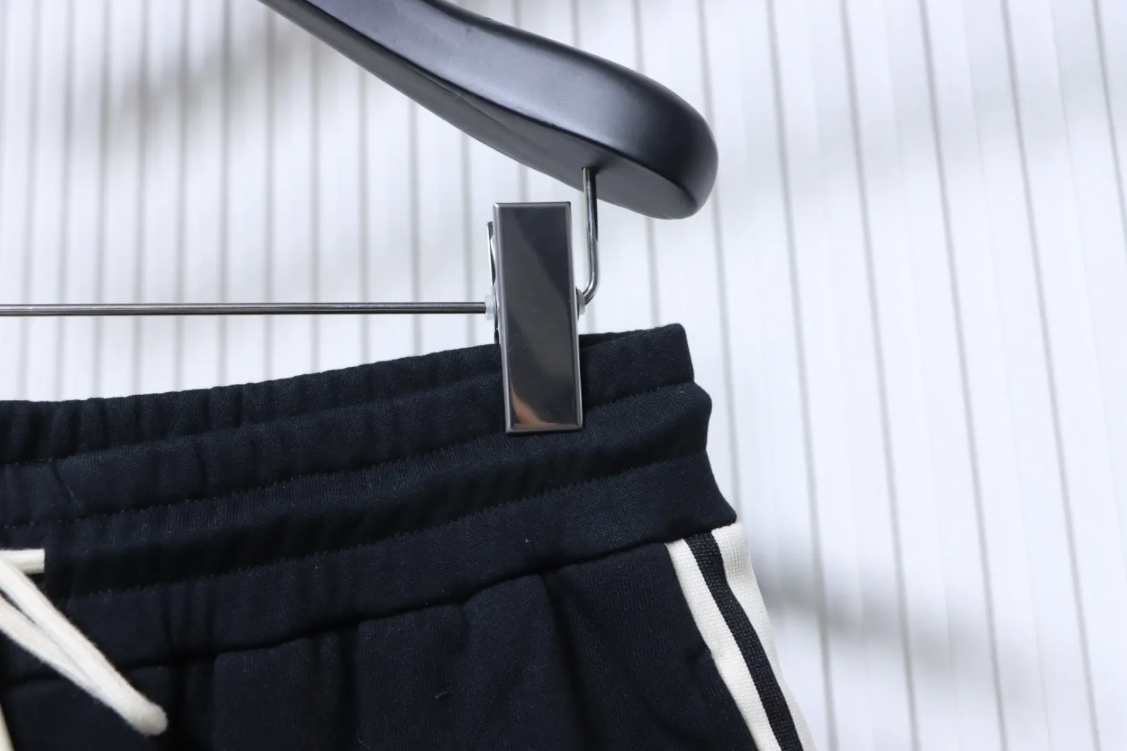 Celine-Taille mit schrägem Bund