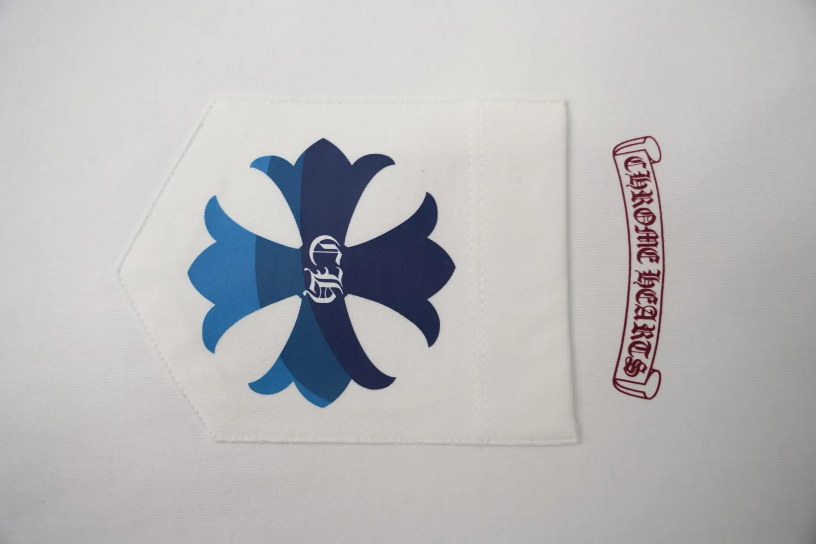 Chrome Hearts T-Shirt Tasche und Markenlogo