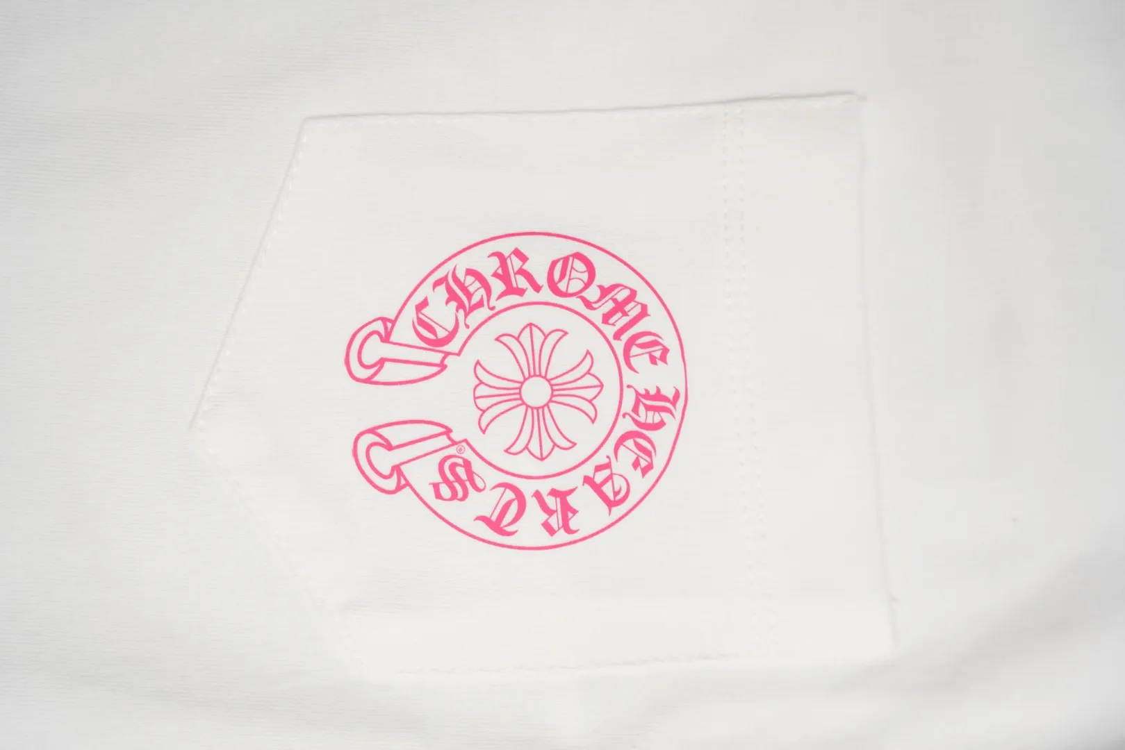 Chrome Hearts T-Shirt Tasche und Markenlogo