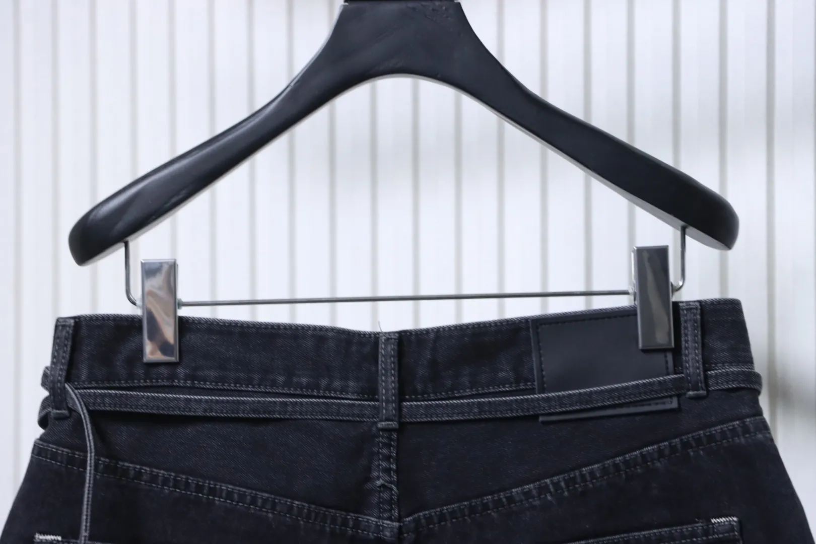 Acne Studio – Taillenlinie Rückansicht