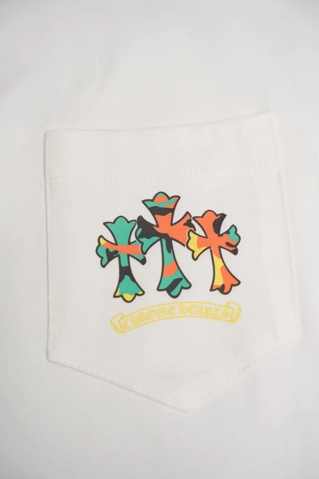 Chrome Hearts T-Shirt Tasche und Markenlogo