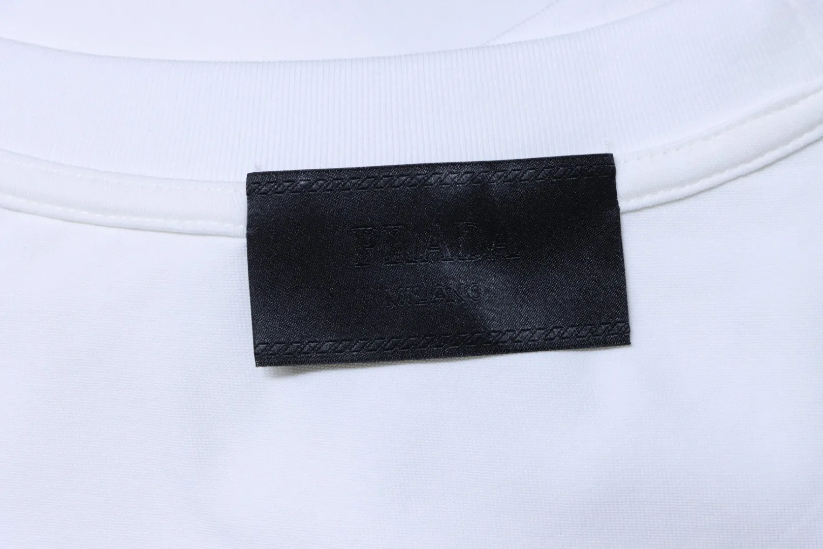 Prada Langarm-Markenlabel