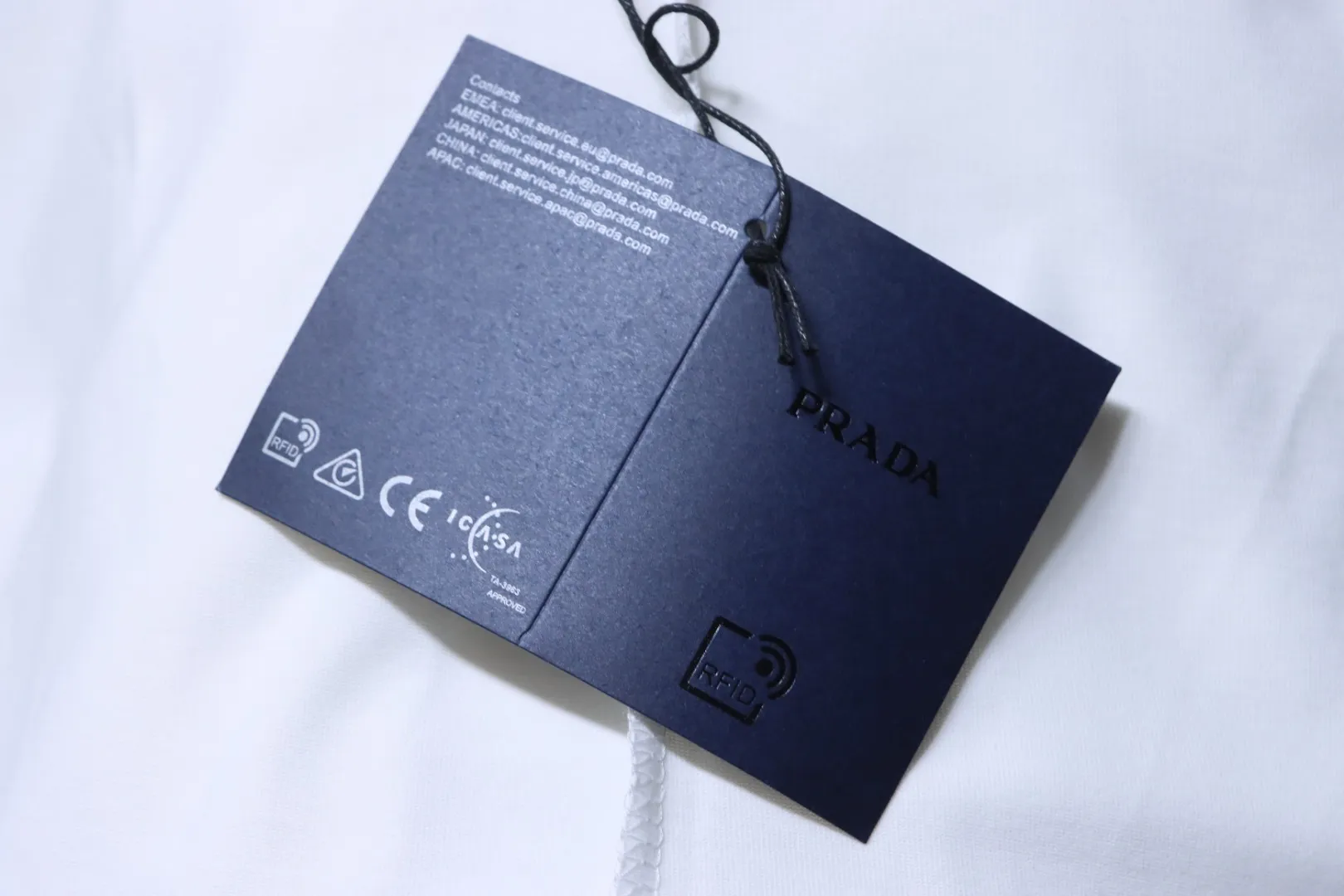 Prada Langarmshirt, Hangtag