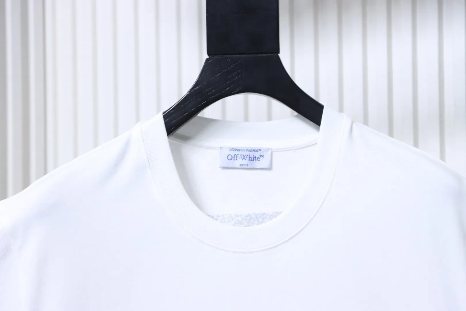 Off-White T-Shirt-Kragen