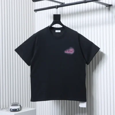 Off-White – Vorderansicht Schwarzes und pinkes Logo