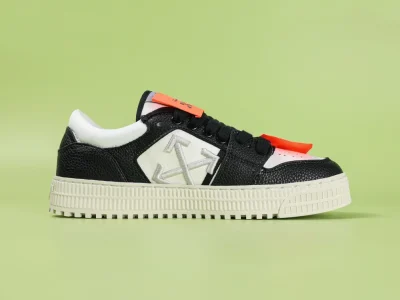 Off-White Low Sneaker Schwarz-Weiß mit orangener Markierung