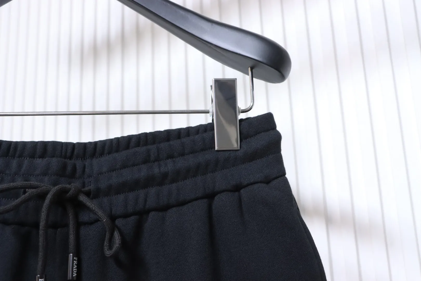 Prada-Taille mit schrägem Bund
