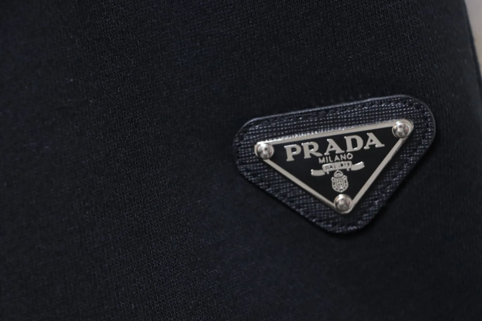 Prada-Dreiecksabzeichen