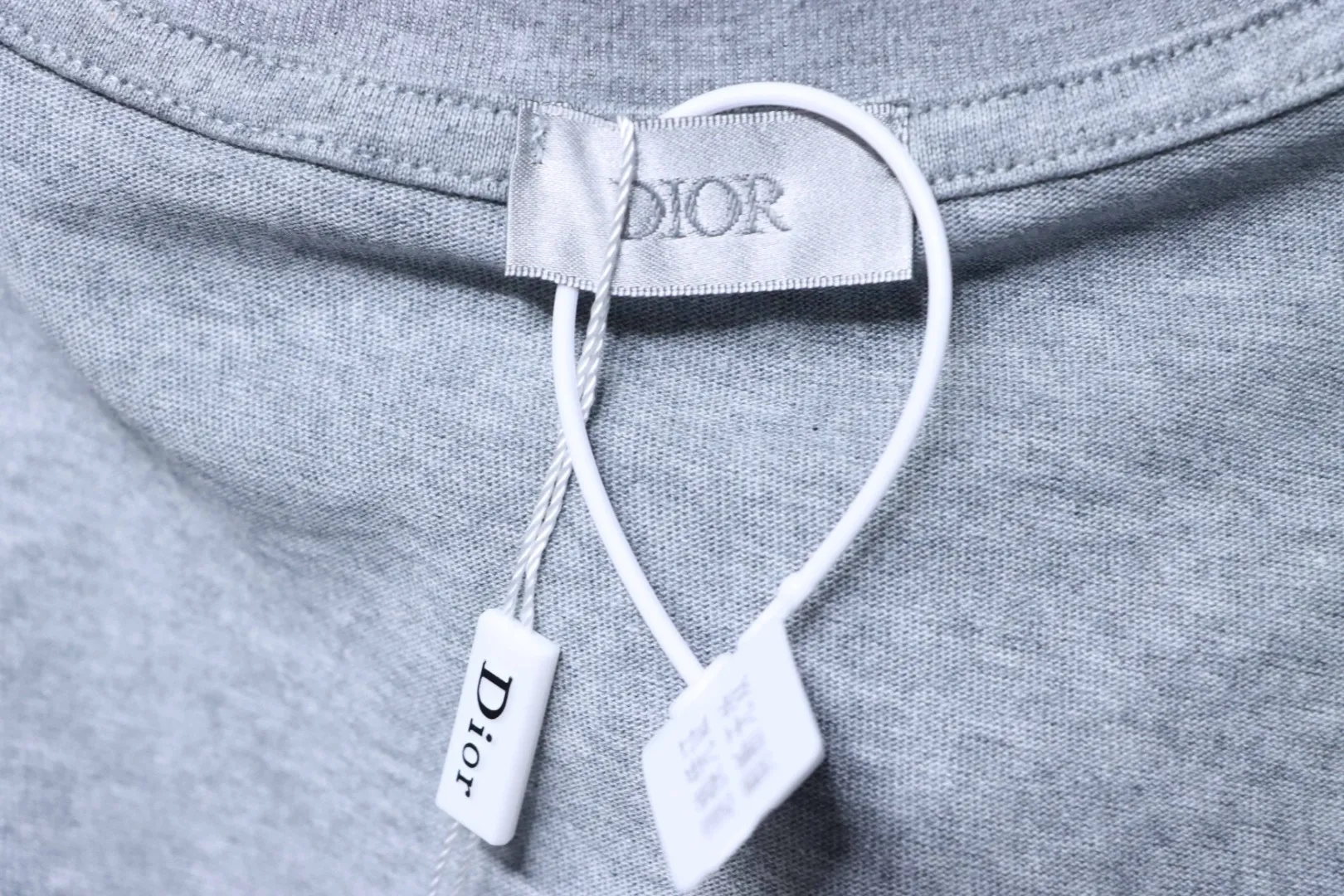 T-Shirt mit Distressed-Logo-Print – Bild 10