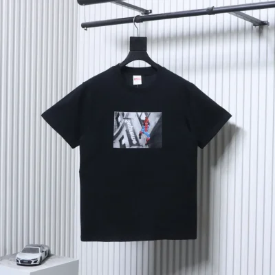 Supreme – Vorderansicht Schwarz