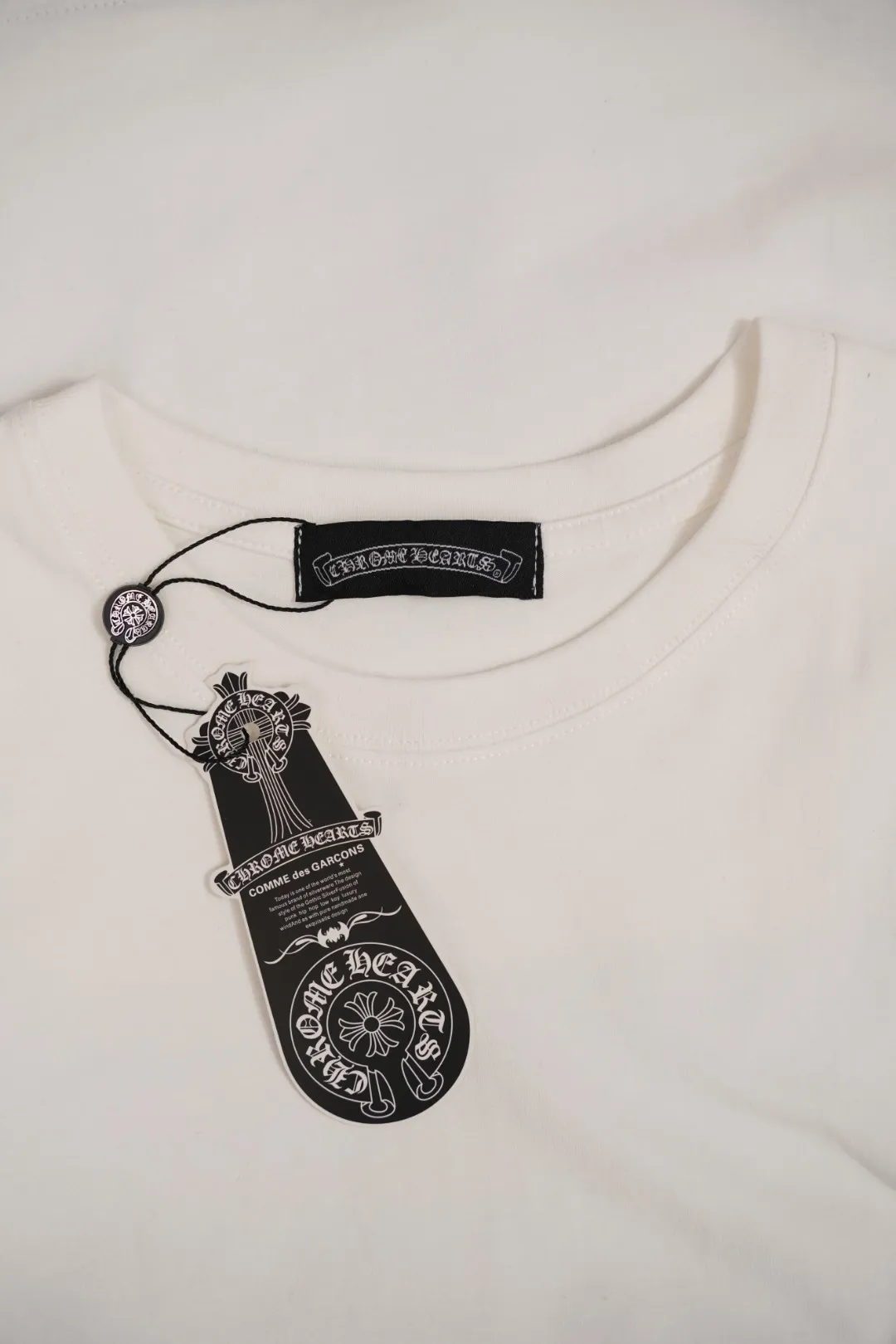 T-Shirt mit Tongue Grafik und Brusttasche – Bild 12