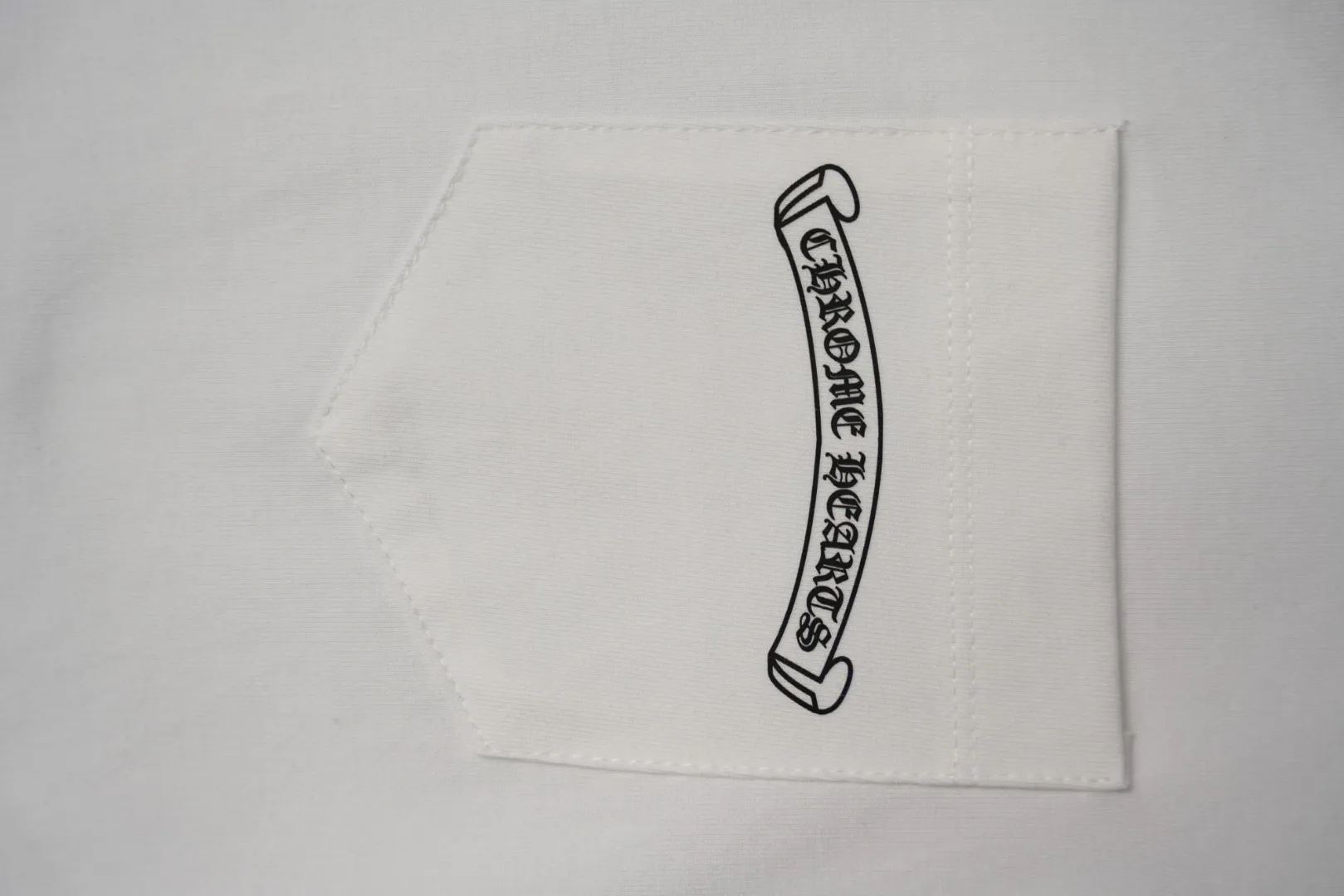 Chrome Hearts T-Shirt Tasche und Markenlogo