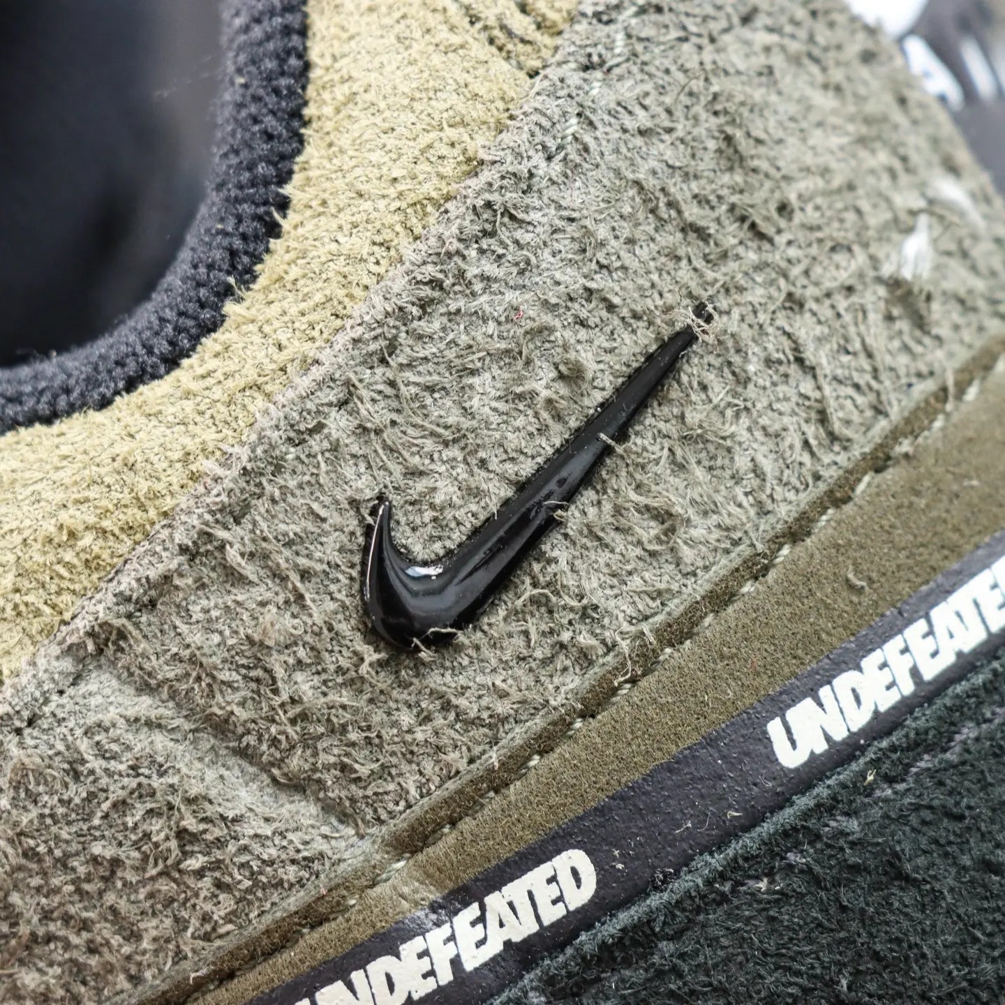 Undefeated x Air Max 95 „Medium Olive“ – Bild 9