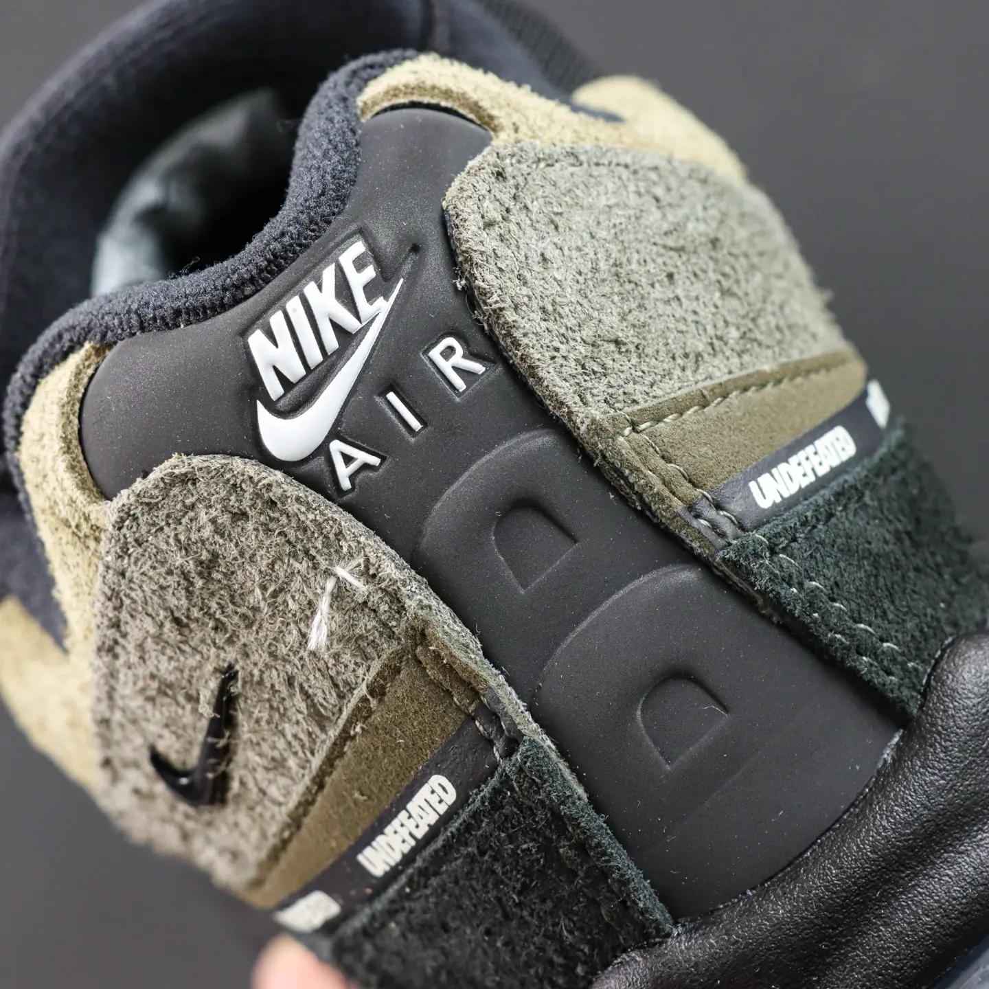 Undefeated x Air Max 95 „Medium Olive“ – Bild 12