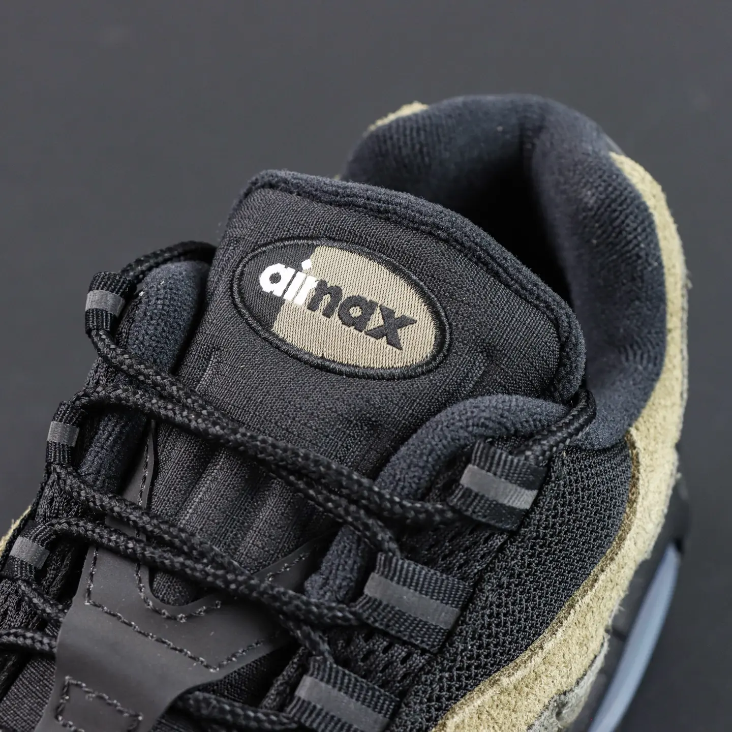Undefeated x Air Max 95 „Medium Olive“ – Bild 14
