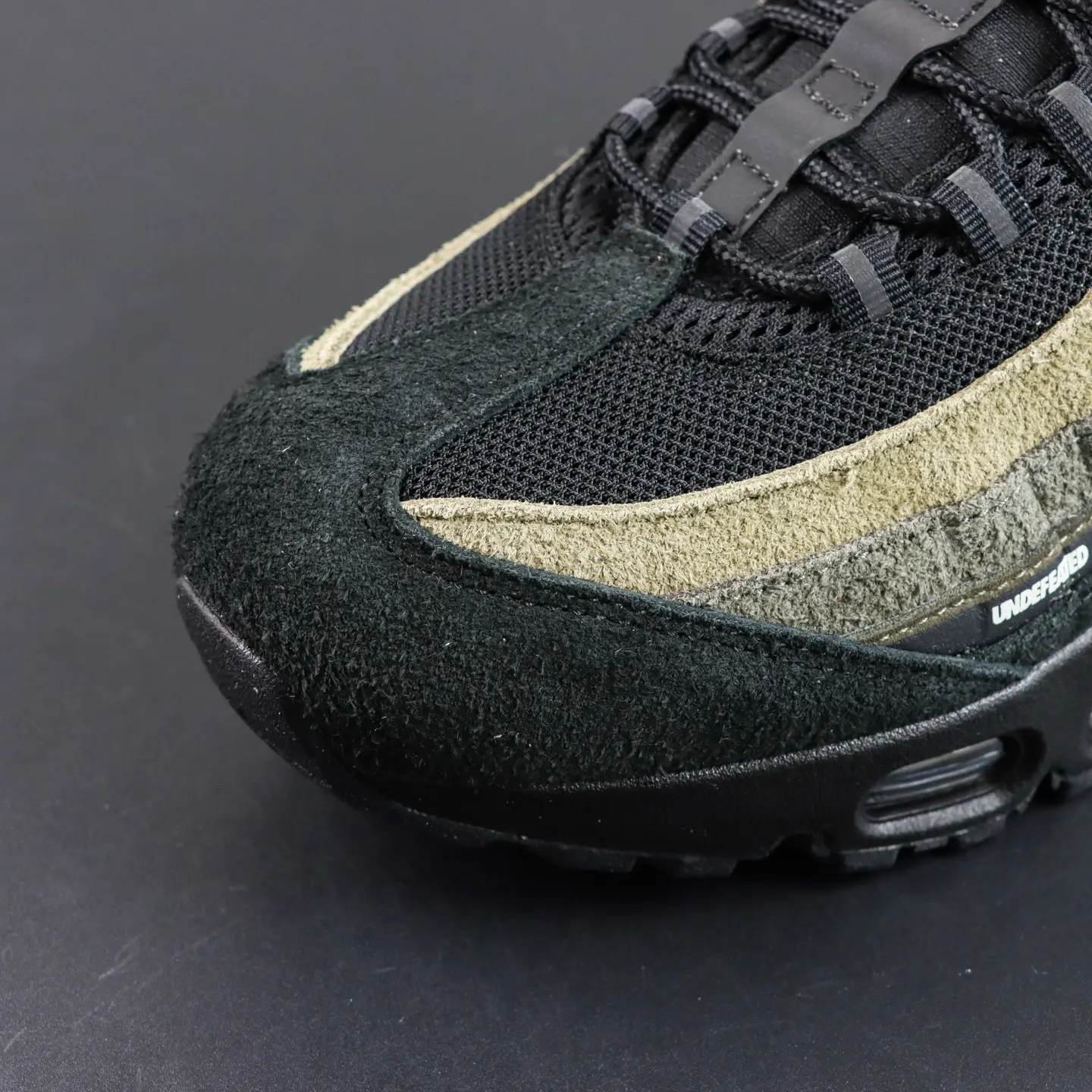 Undefeated x Air Max 95 „Medium Olive“ – Bild 17