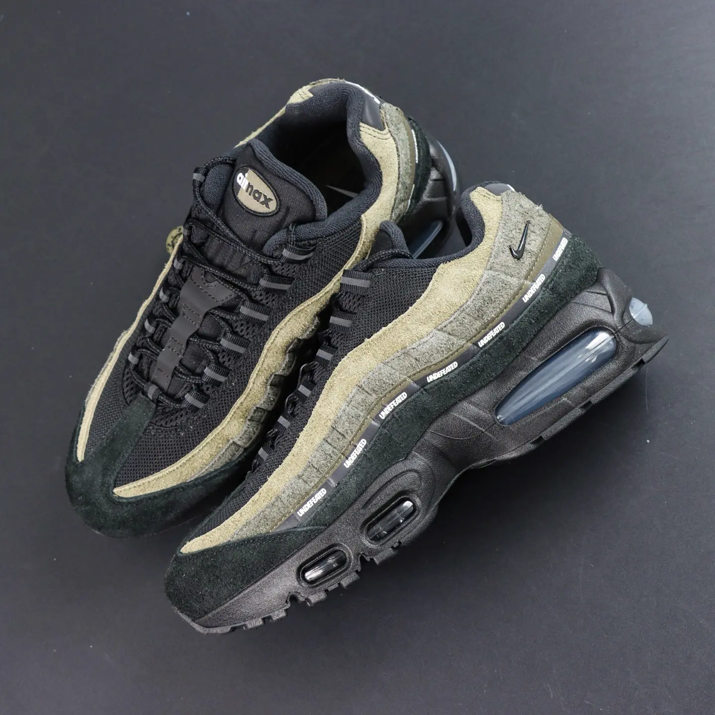 Undefeated x Air Max 95 „Medium Olive“ – Bild 2