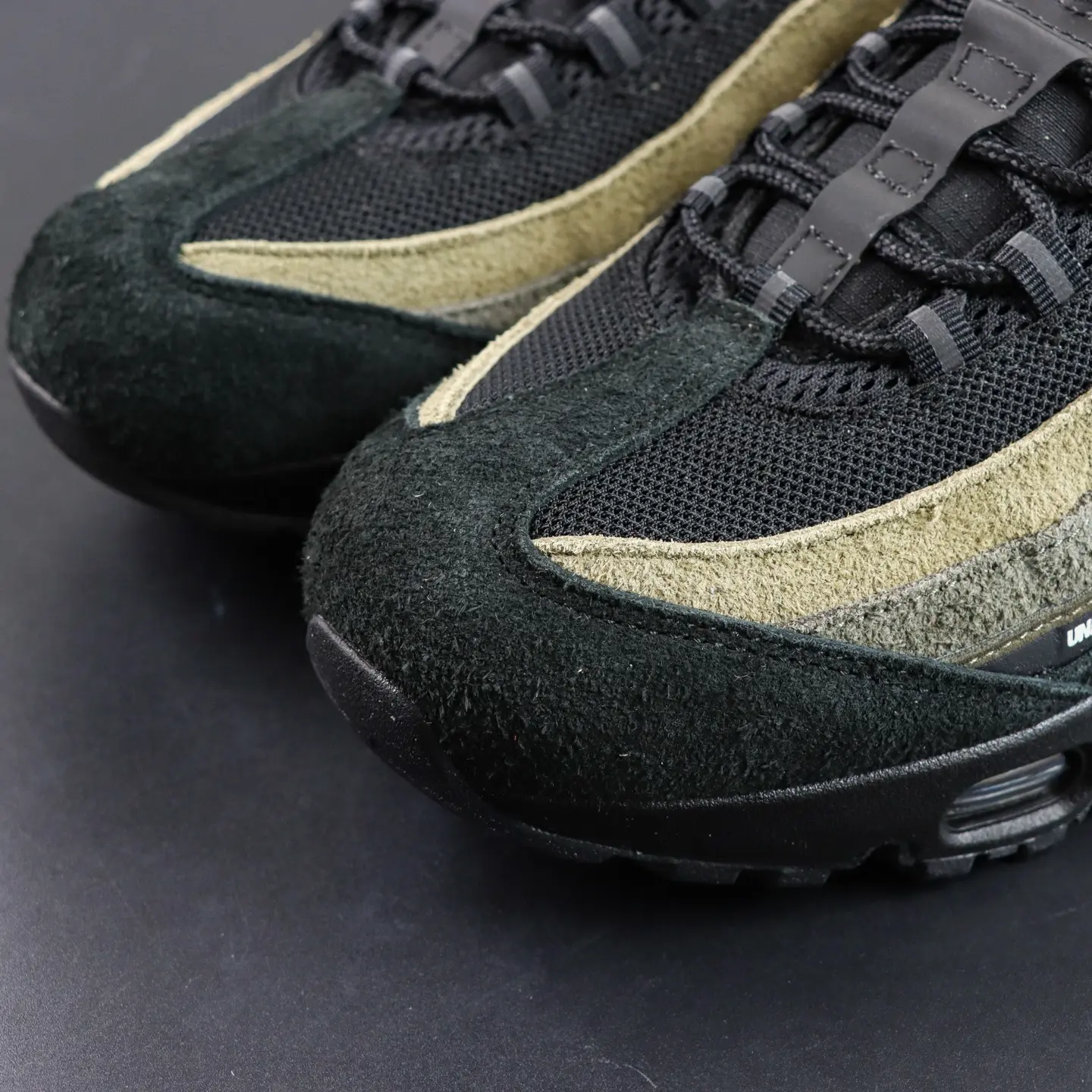 Undefeated x Air Max 95 „Medium Olive“ – Bild 11