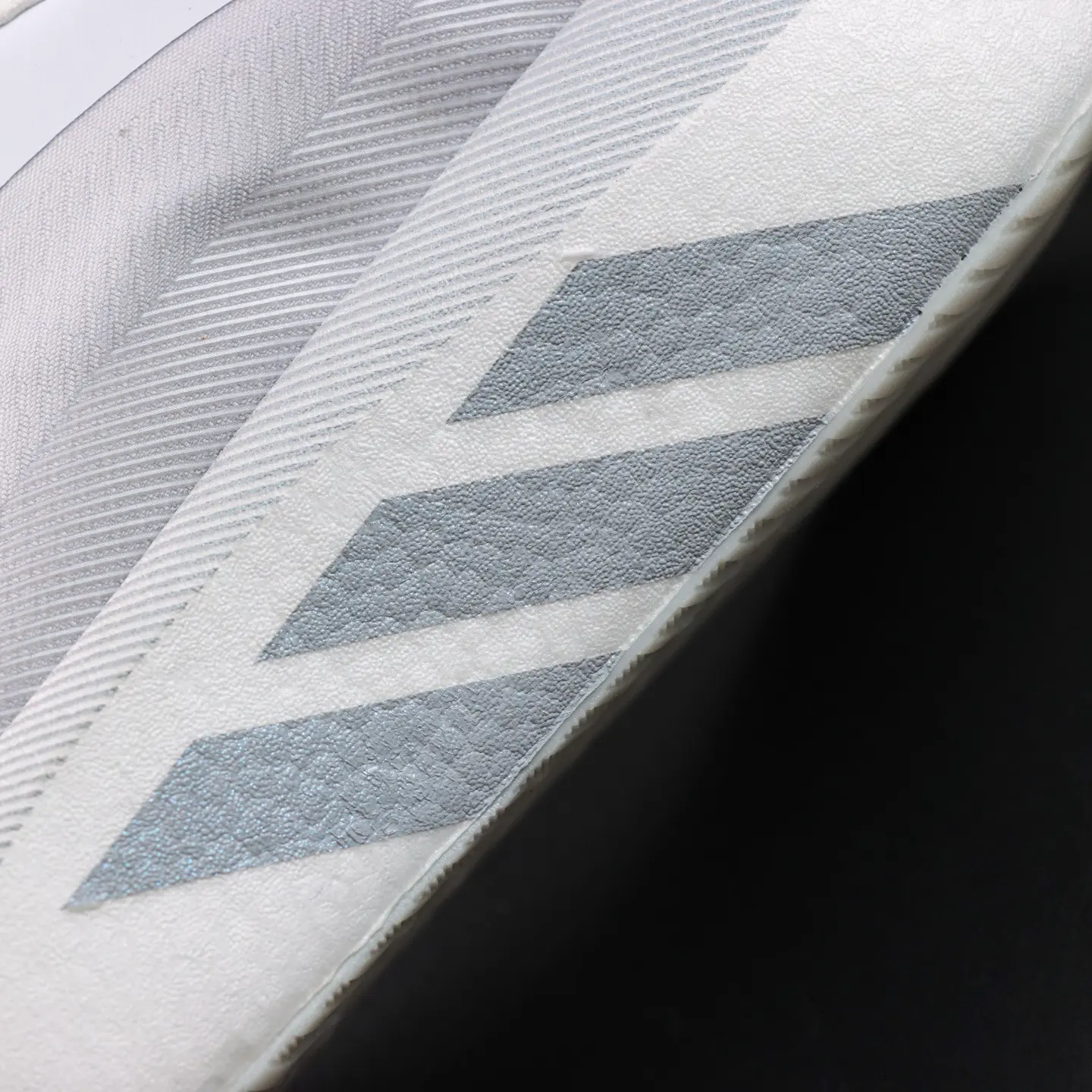 adidas Hyperboost Edge Laufschuh in Wolkenweiß-Hellgrau – Bild 9