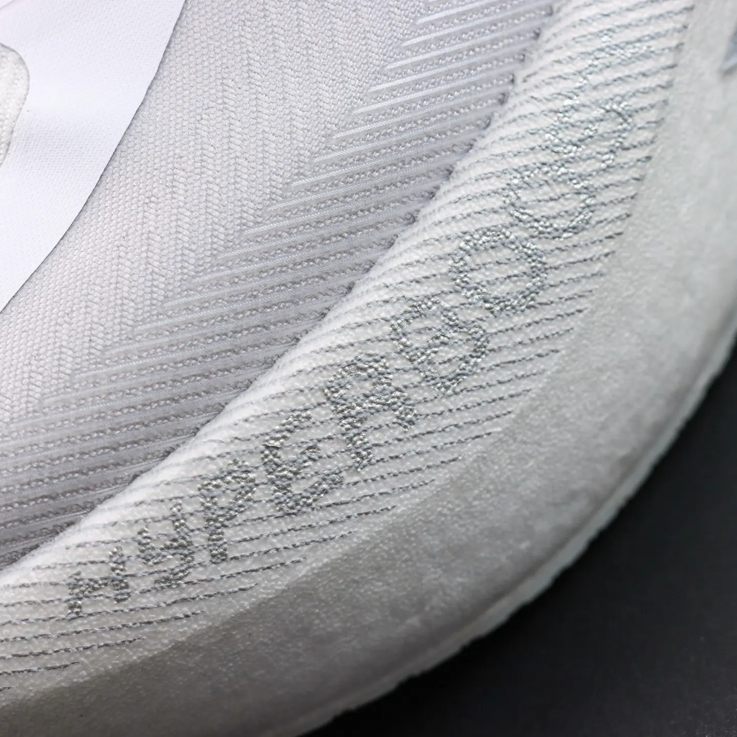 adidas Hyperboost Edge Laufschuh in Wolkenweiß-Hellgrau – Bild 10