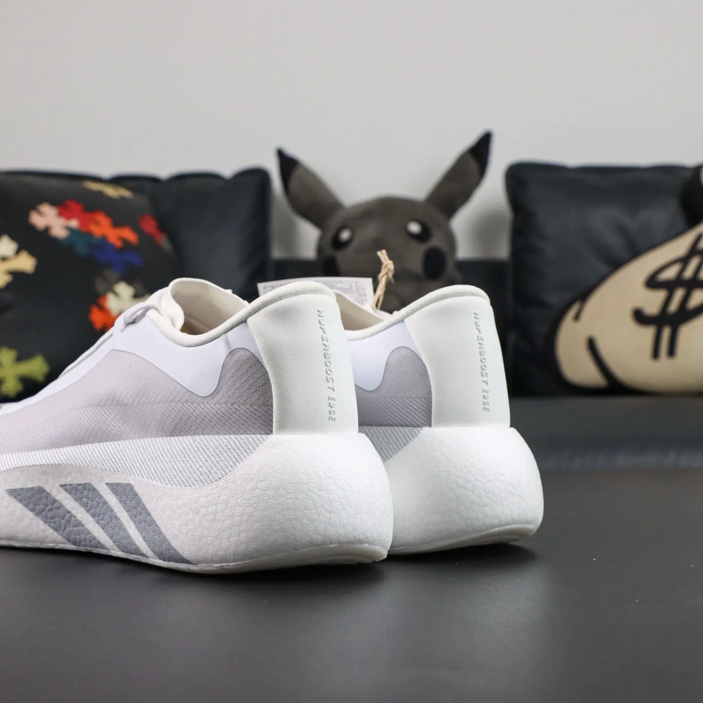 adidas Hyperboost Edge Laufschuh in Wolkenweiß-Hellgrau – Bild 5