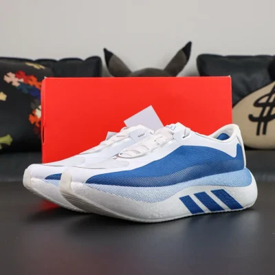 adidas Hyperboost Edge Laufschuh in Wolkenweiß und Equipmentblau