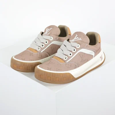 schräge Rindslederschuhe in Biscuit-Farbe, nudefarbenes rosa Monogramm