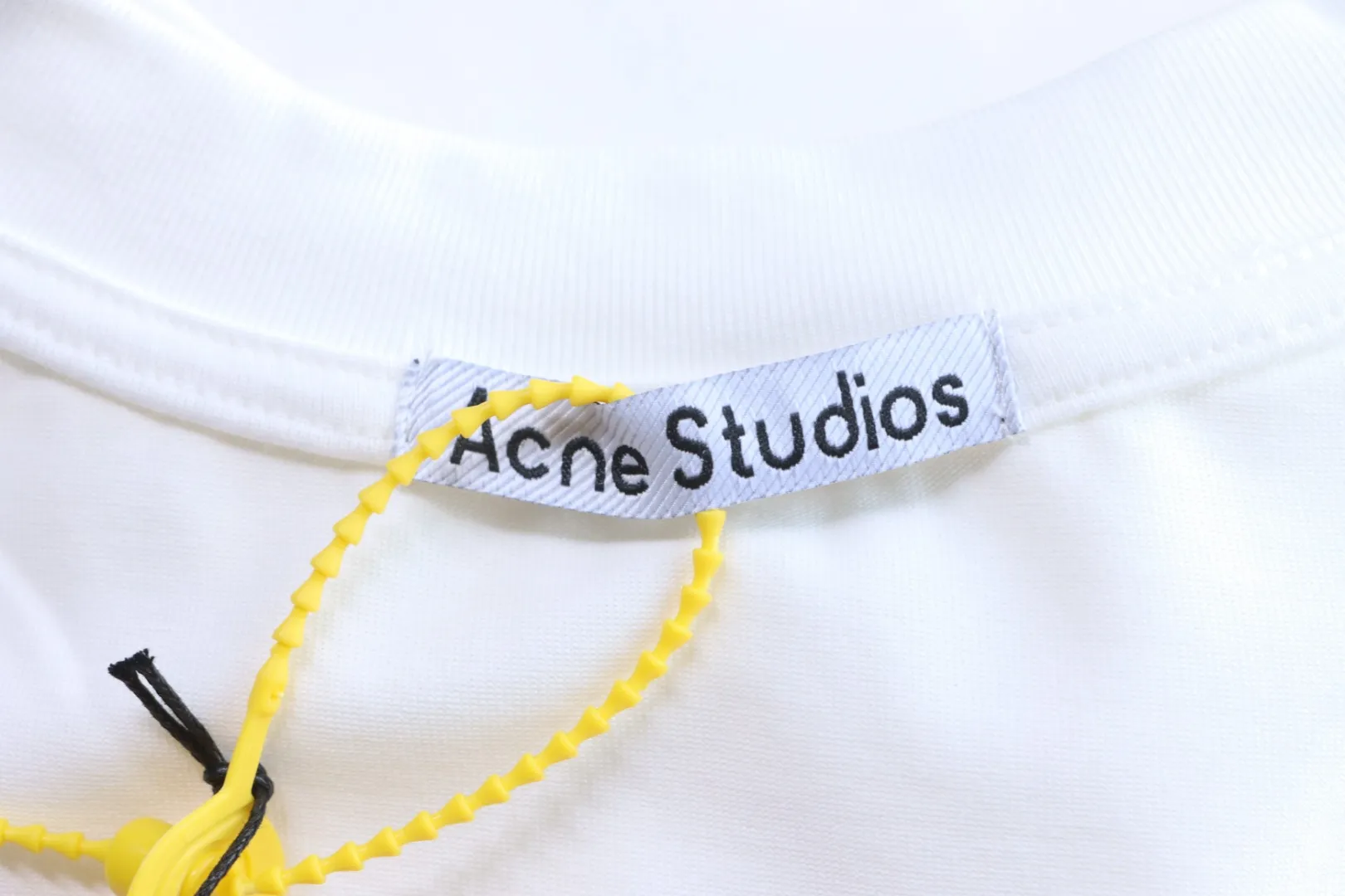 Acne Studios Markenetikett