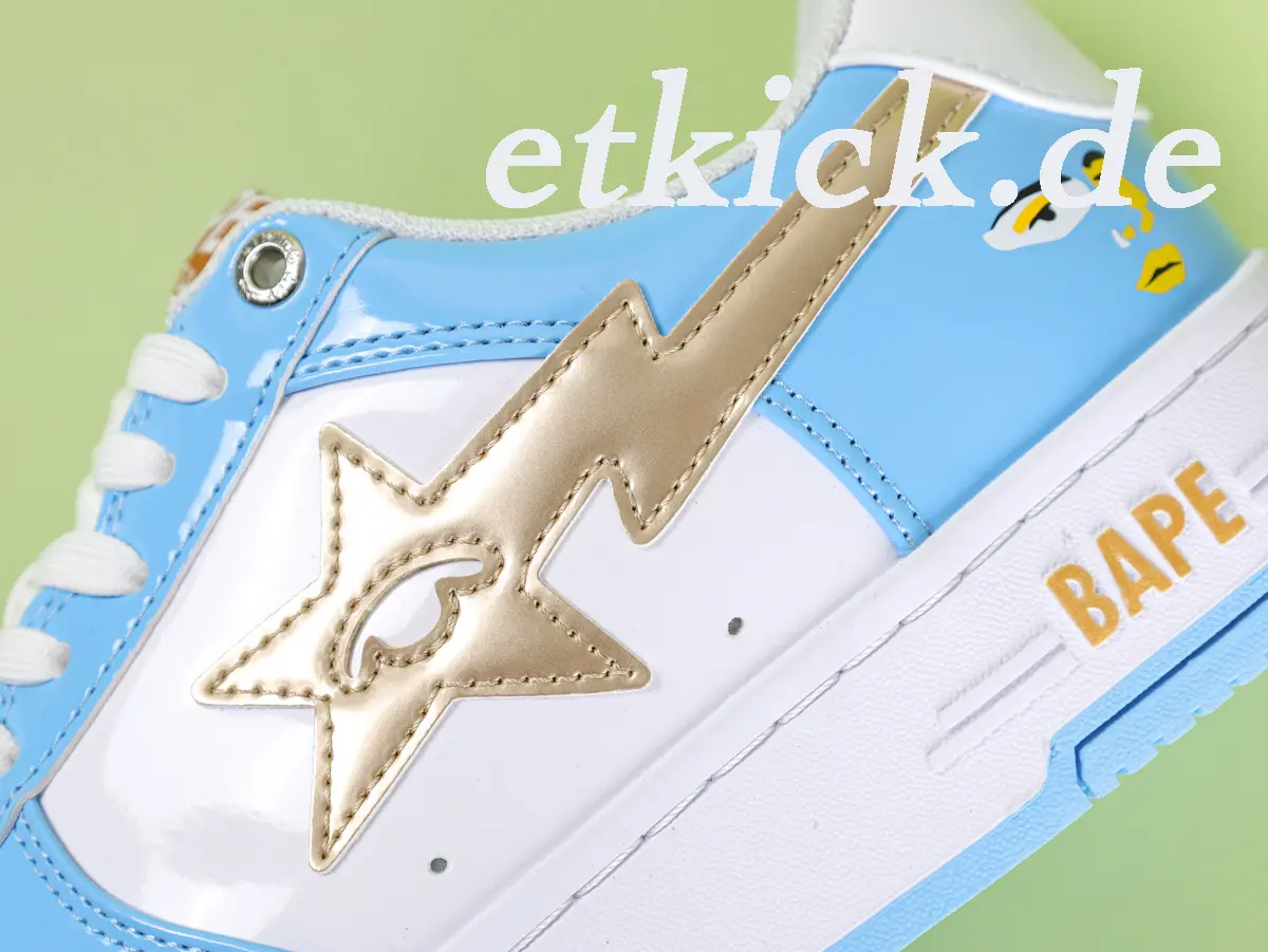 A Bathing Ape BAPE Sta Low Sneaker Weiß-Hellblau aus Lackleder mit goldener Sta-Star Applikation – Bild 10