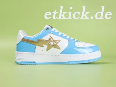 A Bathing Ape BAPE Sta Low Sneaker Weiß-Hellblau aus Lackleder mit goldener Sta-Star Applikation