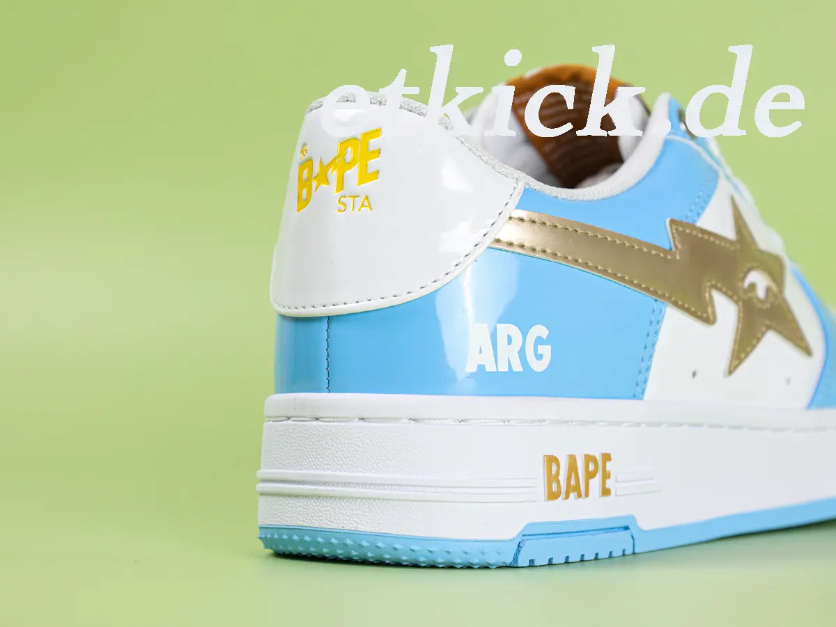 A Bathing Ape BAPE Sta Low Sneaker Weiß-Hellblau aus Lackleder mit goldener Sta-Star Applikation – Bild 5