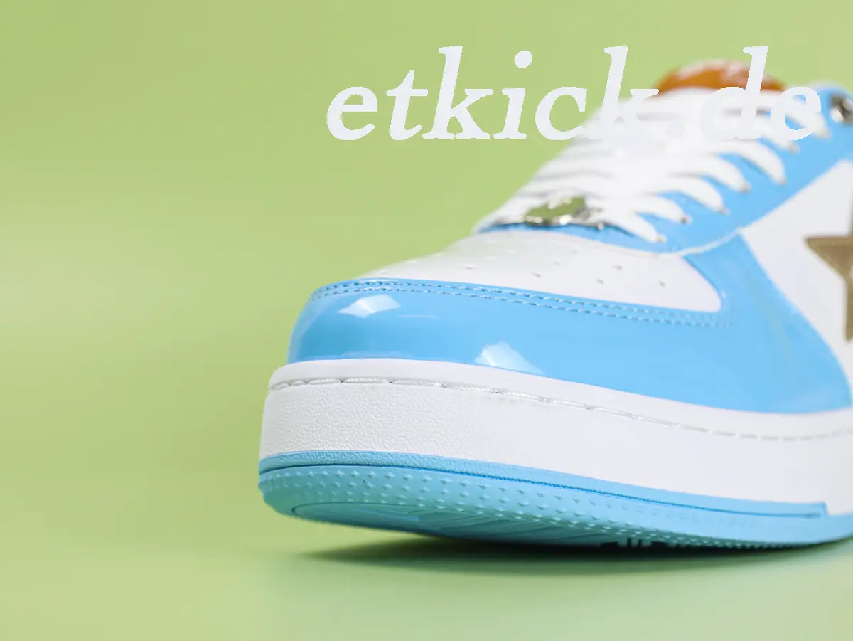 A Bathing Ape BAPE Sta Low Sneaker Weiß-Hellblau aus Lackleder mit goldener Sta-Star Applikation – Bild 4