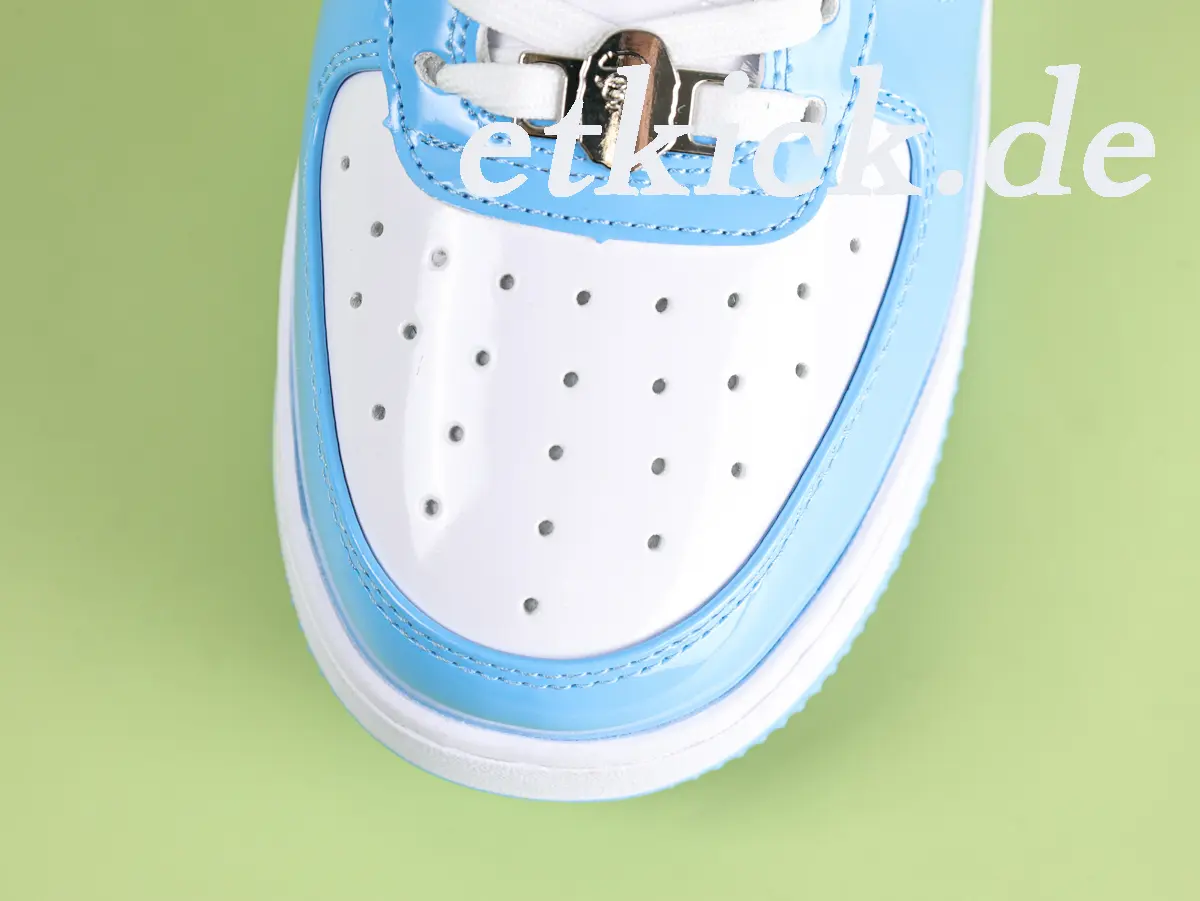 A Bathing Ape BAPE Sta Low Sneaker Weiß-Hellblau aus Lackleder mit goldener Sta-Star Applikation – Bild 3