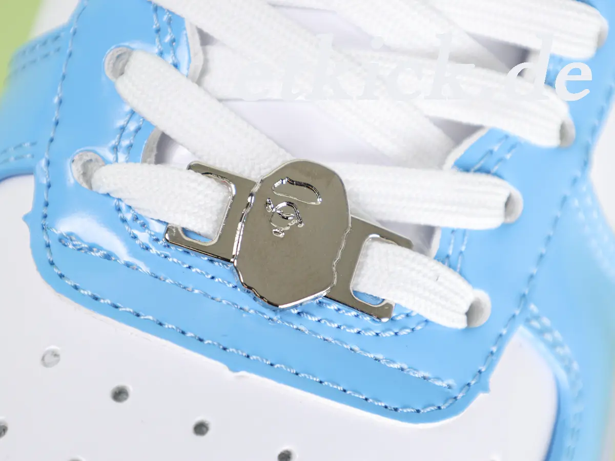 A Bathing Ape BAPE Sta Low Sneaker Weiß-Hellblau aus Lackleder mit goldener Sta-Star Applikation – Bild 7