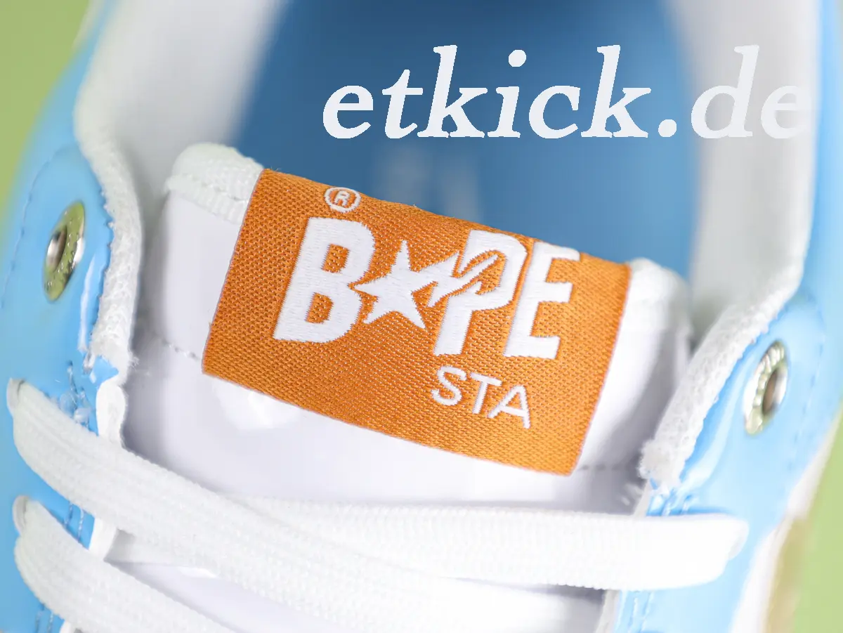 A Bathing Ape BAPE Sta Low Sneaker Weiß-Hellblau aus Lackleder mit goldener Sta-Star Applikation – Bild 8