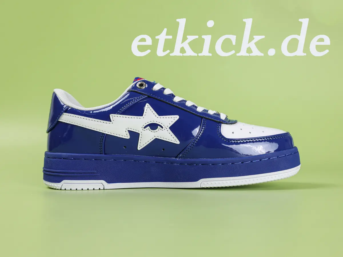 A Bathing Ape BAPE Sta Low Sneaker aus glänzendem Lackleder in Königsblau mit weißer Sta-Star Applikation