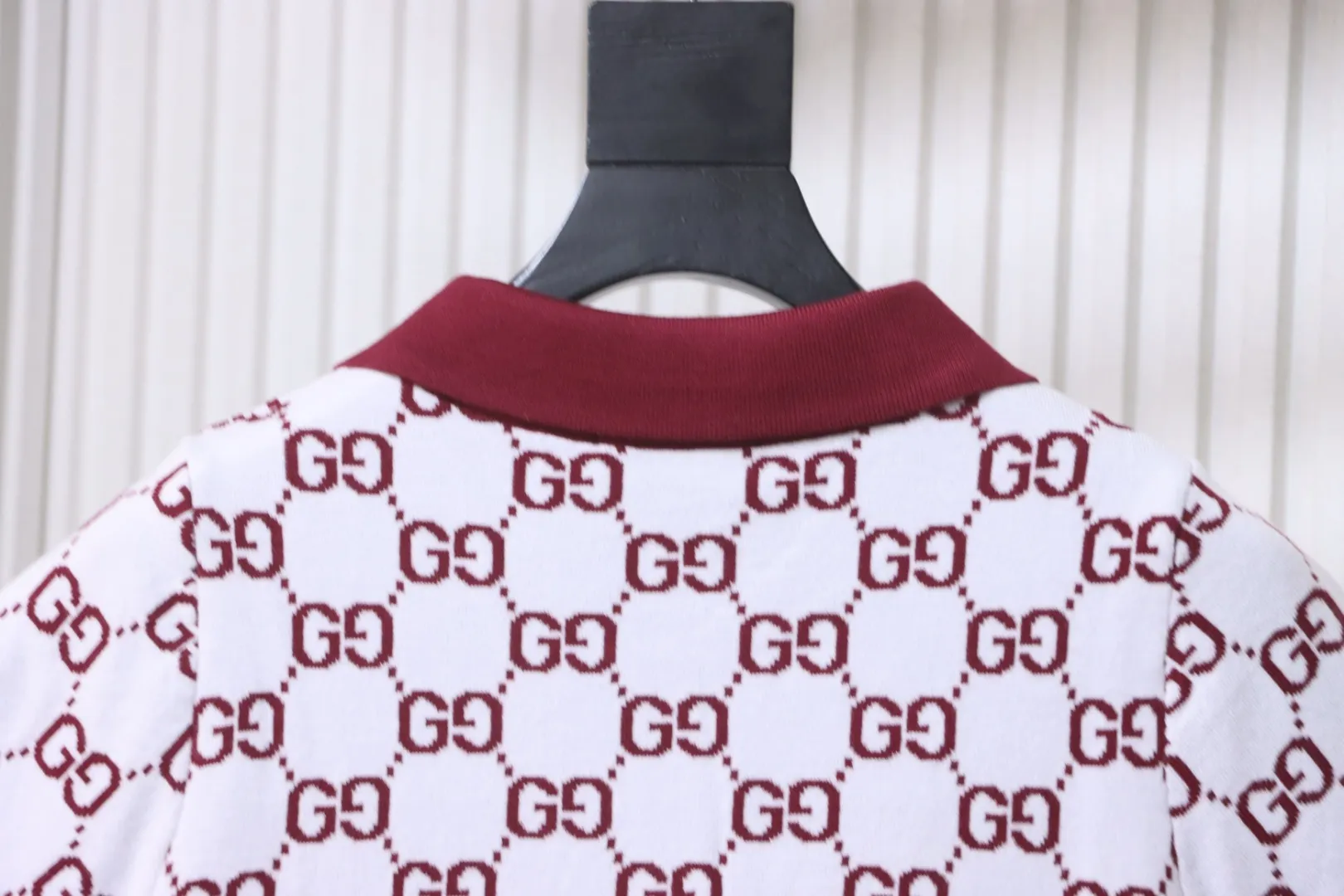 Gucci-Kragen hinten