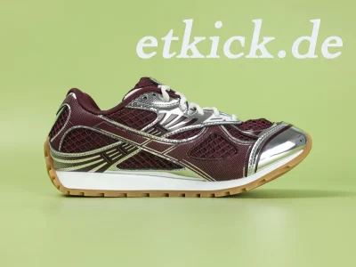Bottega Veneta Orbit Retro-Laufsneaker mit dunkelweinrotem Netzgewebe und metallisch silbernen Besätzen, karamellfarbene Gummiaußensohle