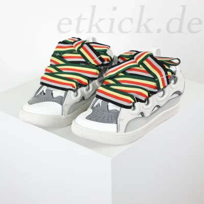 Curb Low-Top Sneaker Weiß-Grau mit mehrfarbig gestreiften, gewebten, breiten Schnürsenkeln